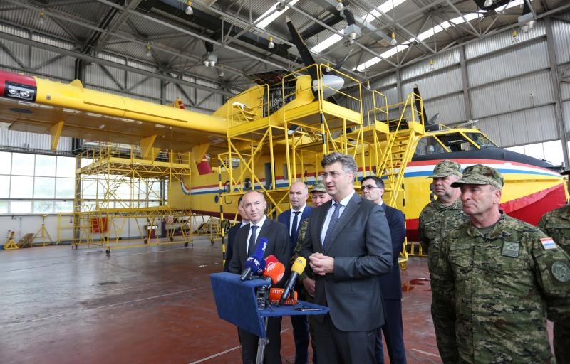 Plenković i Krstičević posjetili zračnu bazu Zemunik i protupožarnu eskadrilu Plenković i Krstičević posjetili zračnu bazu Zemunik i protupožarnu eskadrilu