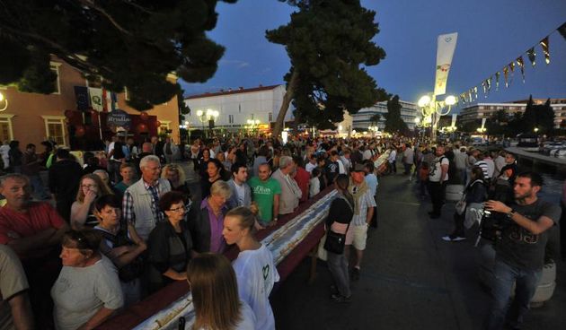Biograd na Moru: Kilometarska štrudla za Guinnessa, Foto: Dino Stanin/PIXSELL