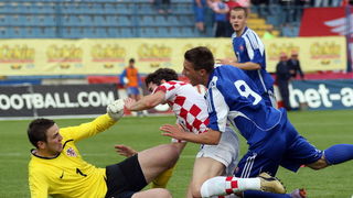 Varazdin, 190510.
Na gradskom stadionu u Varazdinu igra se kvalifikacijska utakmica za europsko prvenstvo U-21 izmedju reprezentacija Hrvatske i Slovacke.
Na slici: nespretnost pred vratima Hrvatske uslijed koje smo primili gol.
Foto: Andrej Svoger / CROP