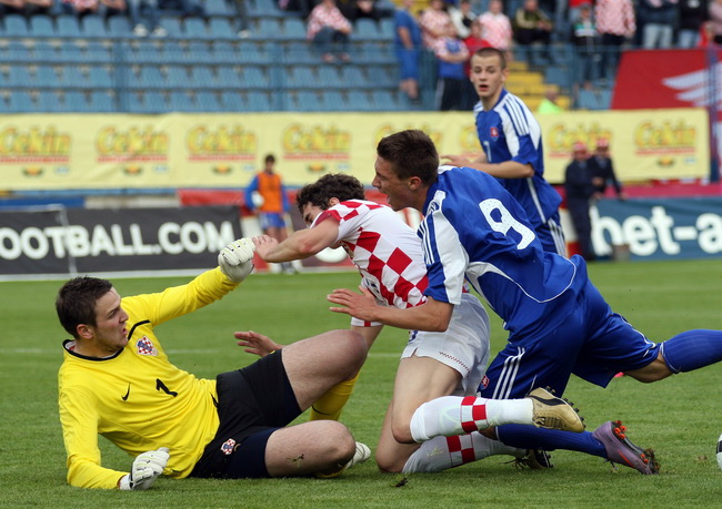 Varazdin, 190510.
Na gradskom stadionu u Varazdinu igra se kvalifikacijska utakmica za europsko prvenstvo U-21 izmedju reprezentacija Hrvatske i Slovacke.
Na slici: nespretnost pred vratima Hrvatske uslijed koje smo primili gol.
Foto: Andrej Svoger / CROP