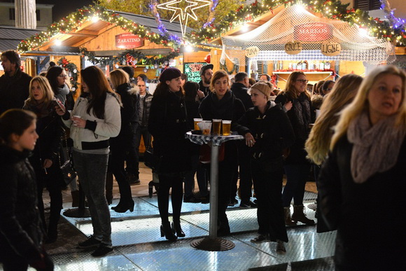 Advent u Zadru: Pavel raspjevao i rasplesao Zadrane na Trgu Petra Zoranića. Foto: Iva Perinčić Advent u Zadru: Pavel raspjevao i rasplesao Zadrane na Trgu Petra Zoranića. Foto: Iva Perinčić