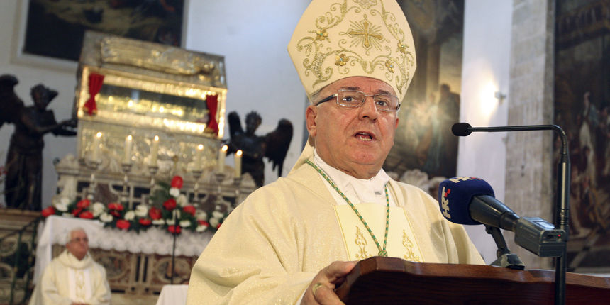 Nadbiskup Ivan Prendža / Misa u Sv. Šime (foto: Vladimir Ivanov / CROPIX) Nadbiskup Ivan Prendža / Misa u Sv. Šime (foto: Vladimir Ivanov / CROPIX)