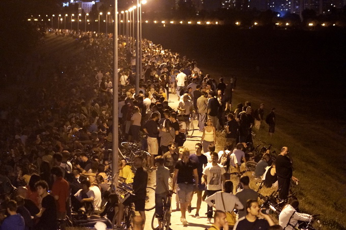 Zagreb, 290812.
Velik broj znatizeljnika odlucio se za besplatno pracenje koncerta Red Hot Chili Peppersa sa Savskog nasipa i Mosta Slobode.
Foto: Marko Todorov / CROPIX