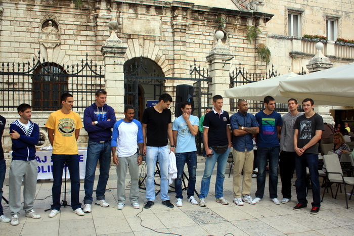 Narodni trg: Predstavljene košarakašice i košarkaši Zadra. foto: Mladen Malik