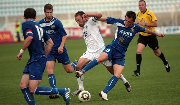 Rijeka , 210511.
Danas je na nogometnom stadionu Kantrida u Rijeci odigrana nogometna utakmica Prve hrvatske nogometne lige izmedju HNK Rijeka i Nk Zadar.
Igraci Rijeke su u bijelim, a Zadra u plavim   dresovima.
Bijeli 3 Kristijal Caval – Rijeka.
Foto: Z