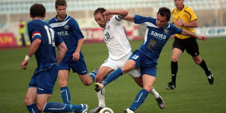 Rijeka , 210511.
Danas je na nogometnom stadionu Kantrida u Rijeci odigrana nogometna utakmica Prve hrvatske nogometne lige izmedju HNK Rijeka i Nk Zadar.
Igraci Rijeke su u bijelim, a Zadra u plavim   dresovima.
Bijeli 3 Kristijal Caval – Rijeka.
Foto: Z