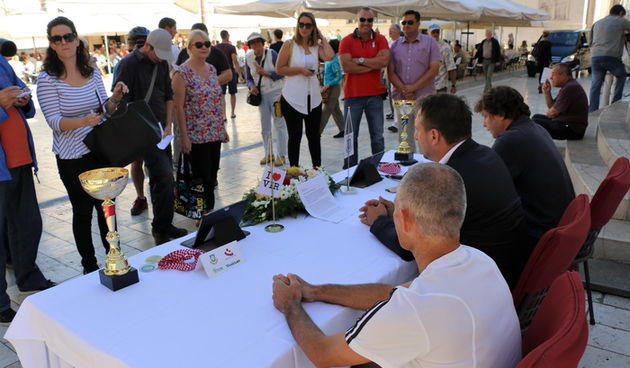 Na zadarskom Narodnom trgu najavljen Virski maraton 2016.  Foto: Kažimir Škrbić/Virski list