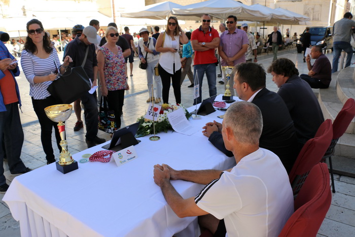 Na zadarskom Narodnom trgu najavljen Virski maraton 2016. Foto: Kažimir Škrbić/Virski list Na zadarskom Narodnom trgu najavljen Virski maraton 2016. Foto: Kažimir Škrbić/Virski list