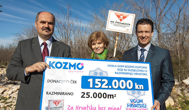 2013.01.29., Zadarska Zupanija, Novigrad, selo Bazdarici
Kozmo u suradnji sa HCR-om, predao je donacijski cek u vrijednosti 152’000kn.
Miljenko Vahtaric (ravnatelj HCR-a), Dijana Pleština (ravnateljica za razmiravanje), Kresimir Profaca (kozmo)
PHOTO: Mi