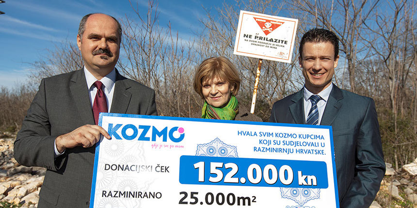 2013.01.29., Zadarska Zupanija, Novigrad, selo Bazdarici
Kozmo u suradnji sa HCR-om, predao je donacijski cek u vrijednosti 152’000kn.
Miljenko Vahtaric (ravnatelj HCR-a), Dijana Pleština (ravnateljica za razmiravanje), Kresimir Profaca (kozmo)
PHOTO: Mi 2013.01.29., Zadarska Zupanija, Novigrad, selo Bazdarici
Kozmo u suradnji sa HCR-om, predao je donacijski cek u vrijednosti 152’000kn.
Miljenko Vahtaric (ravnatelj HCR-a), Dijana Pleština (ravnateljica za razmiravanje), Kresimir Profaca (kozmo)
PHOTO: Mi