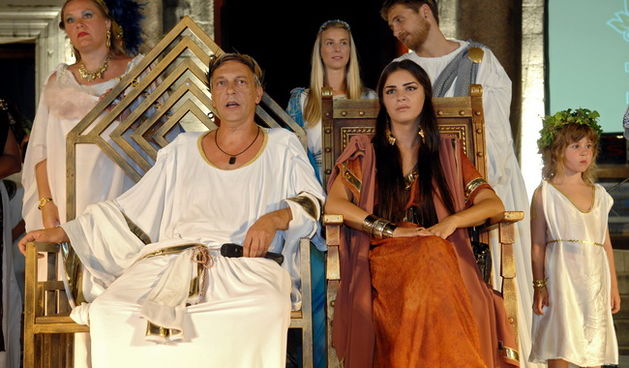 Split, 200810.
Otvaranje Dana Dioklecijana u Splitu.
Na slici: car Dioklecijan i njegova supruga Priska.
Foto: Josko Supic / CROPIX