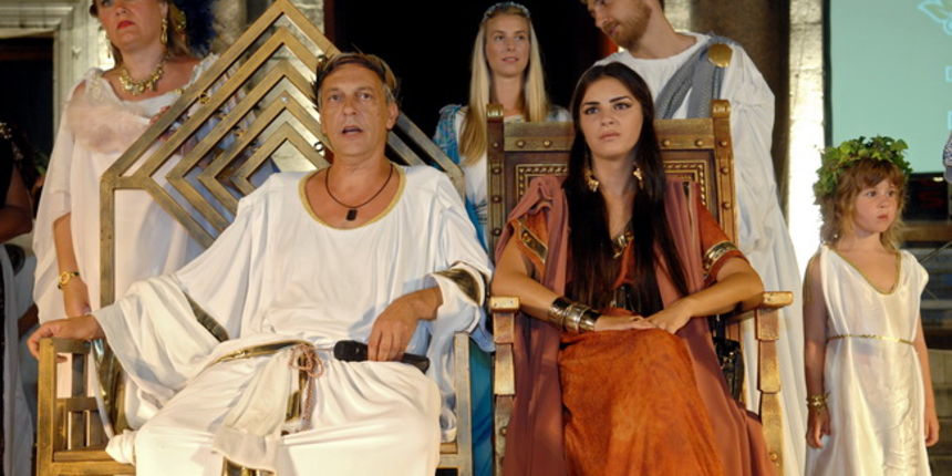 Split, 200810.
Otvaranje Dana Dioklecijana u Splitu.
Na slici: car Dioklecijan i njegova supruga Priska.
Foto: Josko Supic / CROPIX Split, 200810.
Otvaranje Dana Dioklecijana u Splitu.
Na slici: car Dioklecijan i njegova supruga Priska.
Foto: Josko Supic / CROPIX