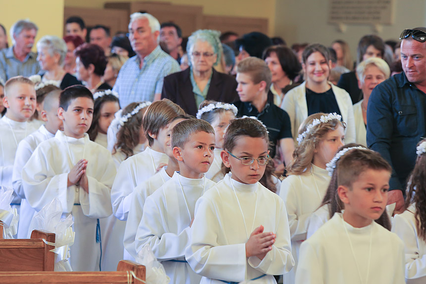 Bibinje: sakrament Prve pričesti, foto-L. Banić Bibinje: sakrament Prve pričesti, foto-L. Banić