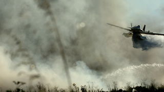 Biograd, 200709.
Na podrucju Biograda u poslijepodnevnim satima izbio je veliki pozar koji gasi veliki broj pripadnika vatrogasnih snaga sa zadarskog podrucja. Pozar je izbio oko 16 sati na deponiji otpada Bastijun povise Biograda. Veliki problem predstav