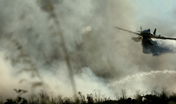Biograd, 200709.
Na podrucju Biograda u poslijepodnevnim satima izbio je veliki pozar koji gasi veliki broj pripadnika vatrogasnih snaga sa zadarskog podrucja. Pozar je izbio oko 16 sati na deponiji otpada Bastijun povise Biograda. Veliki problem predstav