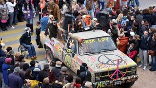 Karnevalska povorka okupila se na parkiralistu kod ‘Ljepotice’ a potom je krenula prema sredisnjem gradskom Trgu. Photo: Dino Stanin/PIXSELL