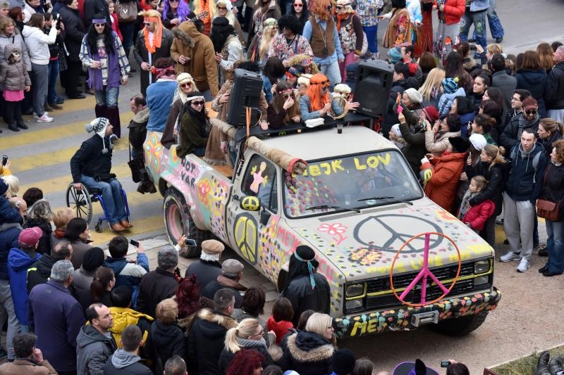 Karnevalska povorka okupila se na parkiralistu kod ‘Ljepotice’ a potom je krenula prema sredisnjem gradskom Trgu. Photo: Dino Stanin/PIXSELL