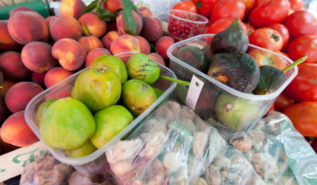 Zadar, 210612
Ljeto je vrijeme kad je zadarska trznica najbogatija ponudom voca, povrca i drugih proizvoda.
Na fotografiji: na trznici su se pojavile i smokve po 25 kn / kg.
Foto: Luka Gerlanc / CROPIX