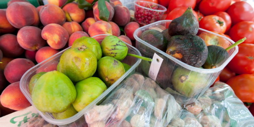 Zadar, 210612
Ljeto je vrijeme kad je zadarska trznica najbogatija ponudom voca, povrca i drugih proizvoda.
Na fotografiji: na trznici su se pojavile i smokve po 25 kn / kg.
Foto: Luka Gerlanc / CROPIX