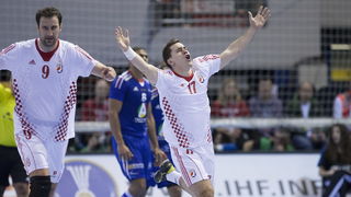 Zaragoza, Spanjolska, 230113.
Gradska dvorana Principe Felipe.
Svjetsko prvenstvo u rukometu za muskarce Spanjolska 2013.
Utakmica cetvrtfinala izmedju reprezentacija Hrvatske i Francuske.
Na fotografiji: slavlje hrvatskih igraca nakon pobjede – Lovro Spr Zaragoza, Spanjolska, 230113.
Gradska dvorana Principe Felipe.
Svjetsko prvenstvo u rukometu za muskarce Spanjolska 2013.
Utakmica cetvrtfinala izmedju reprezentacija Hrvatske i Francuske.
Na fotografiji: slavlje hrvatskih igraca nakon pobjede – Lovro Spr