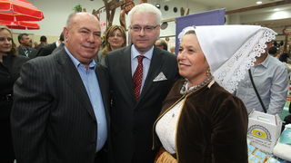 Zadar, 151010.
Predsjednik hrvatske Ivo Josipovic u sklopu posjeta Zadru obisao je i Eko etno sajam koji se ovog tjedna dogadja u dvorani na Visnjiku.Predsjednikje obisao sve izlagace (vise od 300) sa svakim se rukavao i skoro sa svakim slikao.
Na fotogra Zadar, 151010.
Predsjednik hrvatske Ivo Josipovic u sklopu posjeta Zadru obisao je i Eko etno sajam koji se ovog tjedna dogadja u dvorani na Visnjiku.Predsjednikje obisao sve izlagace (vise od 300) sa svakim se rukavao i skoro sa svakim slikao.
Na fotogra