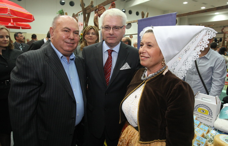 Zadar, 151010.
Predsjednik hrvatske Ivo Josipovic u sklopu posjeta Zadru obisao je i Eko etno sajam koji se ovog tjedna dogadja u dvorani na Visnjiku.Predsjednikje obisao sve izlagace (vise od 300) sa svakim se rukavao i skoro sa svakim slikao.
Na fotogra Zadar, 151010.
Predsjednik hrvatske Ivo Josipovic u sklopu posjeta Zadru obisao je i Eko etno sajam koji se ovog tjedna dogadja u dvorani na Visnjiku.Predsjednikje obisao sve izlagace (vise od 300) sa svakim se rukavao i skoro sa svakim slikao.
Na fotogra