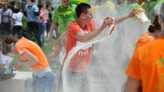 Zadar, 170513. 
Danas su se ucenici zavrsnih razreda zadarskih srednjih skola oprostili od skolskih klupa tradicionalnom Norijadom. 
Uz neizostavni alkohol, pjesmu i prosipanje brasna i jaja po centru grada, nakratko su privukli pozornost prolaznika na se