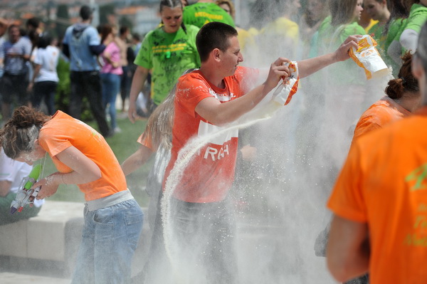 Zadar, 170513. 
Danas su se ucenici zavrsnih razreda zadarskih srednjih skola oprostili od skolskih klupa tradicionalnom Norijadom. 
Uz neizostavni alkohol, pjesmu i prosipanje brasna i jaja po centru grada, nakratko su privukli pozornost prolaznika na se