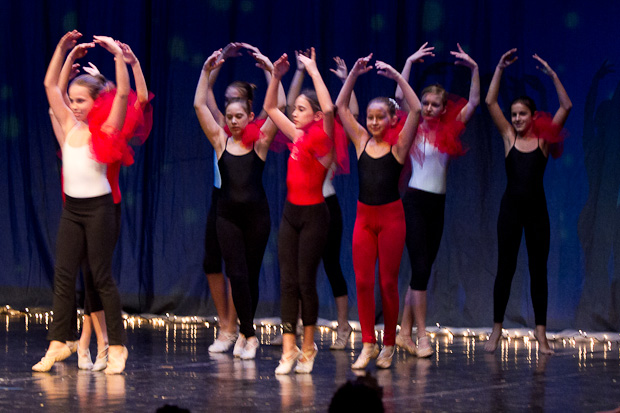 Plesna čestitka Zadarskog plesnog ansambla, Foto: Leo Banić Plesna čestitka Zadarskog plesnog ansambla, Foto: Leo Banić