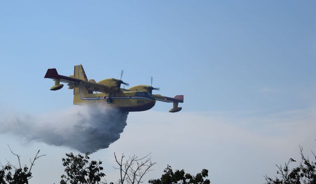 Zračne i kopnene snage gase požar kod Kožina