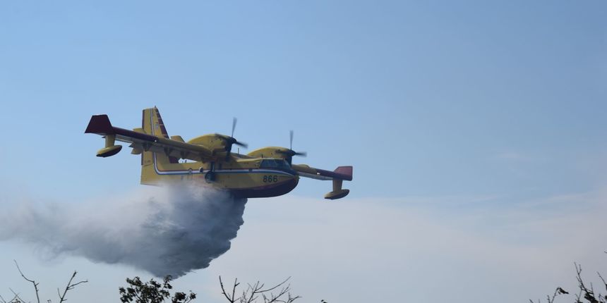 Zračne i kopnene snage gase požar kod Kožina Zračne i kopnene snage gase požar kod Kožina
