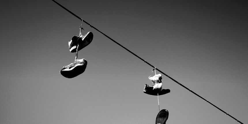 Neobičan trend – tenisice koje vise sa žica ili grana, foto: www.pticica.com