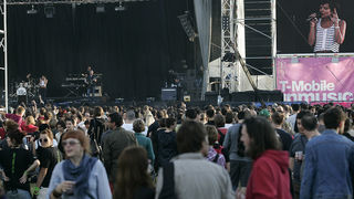 Zagreb, 240609.
Prva vecer T-mobile IN Music Festivala koji se odrzava na Jarunu na dvije pozornice. Kao zvijezde prve veceri najavljeni su Lilly Allen, Kraftwerk, Franz Ferdinand na T-mobile stageu i Rokia Traore na Nokia stageu.  
Na slici: publika.
Fot