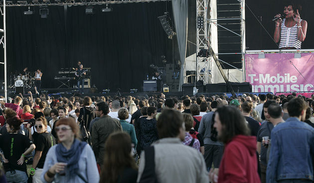 Zagreb, 240609.
Prva vecer T-mobile IN Music Festivala koji se odrzava na Jarunu na dvije pozornice. Kao zvijezde prve veceri najavljeni su Lilly Allen, Kraftwerk, Franz Ferdinand na T-mobile stageu i Rokia Traore na Nokia stageu.  
Na slici: publika.
Fot