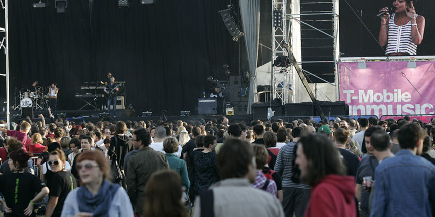 Zagreb, 240609.
Prva vecer T-mobile IN Music Festivala koji se odrzava na Jarunu na dvije pozornice. Kao zvijezde prve veceri najavljeni su Lilly Allen, Kraftwerk, Franz Ferdinand na T-mobile stageu i Rokia Traore na Nokia stageu.
Na slici: publika.
Fot Zagreb, 240609.
Prva vecer T-mobile IN Music Festivala koji se odrzava na Jarunu na dvije pozornice. Kao zvijezde prve veceri najavljeni su Lilly Allen, Kraftwerk, Franz Ferdinand na T-mobile stageu i Rokia Traore na Nokia stageu.
Na slici: publika.
Fot