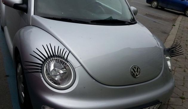 Slavonski Brod – Zanimljiv modni detalj, dugacke trepavice na farovima Volkswagenove Bube. Photo: Ivica Galovic/PIXSELL