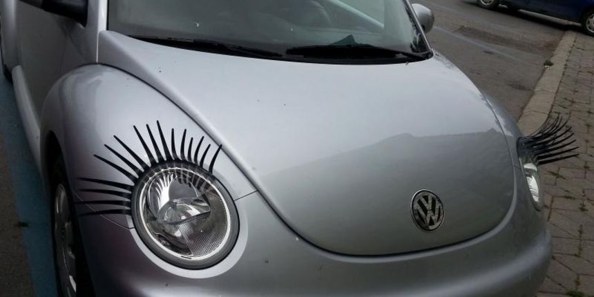 Slavonski Brod – Zanimljiv modni detalj, dugacke trepavice na farovima Volkswagenove Bube. Photo: Ivica Galovic/PIXSELL