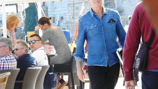 Pierce Brosnan prije isplovljavanja popio kavu i fotografirao se s obožavateljicom Pierce Brosnan prije isplovljavanja popio kavu i fotografirao se s obožavateljicom