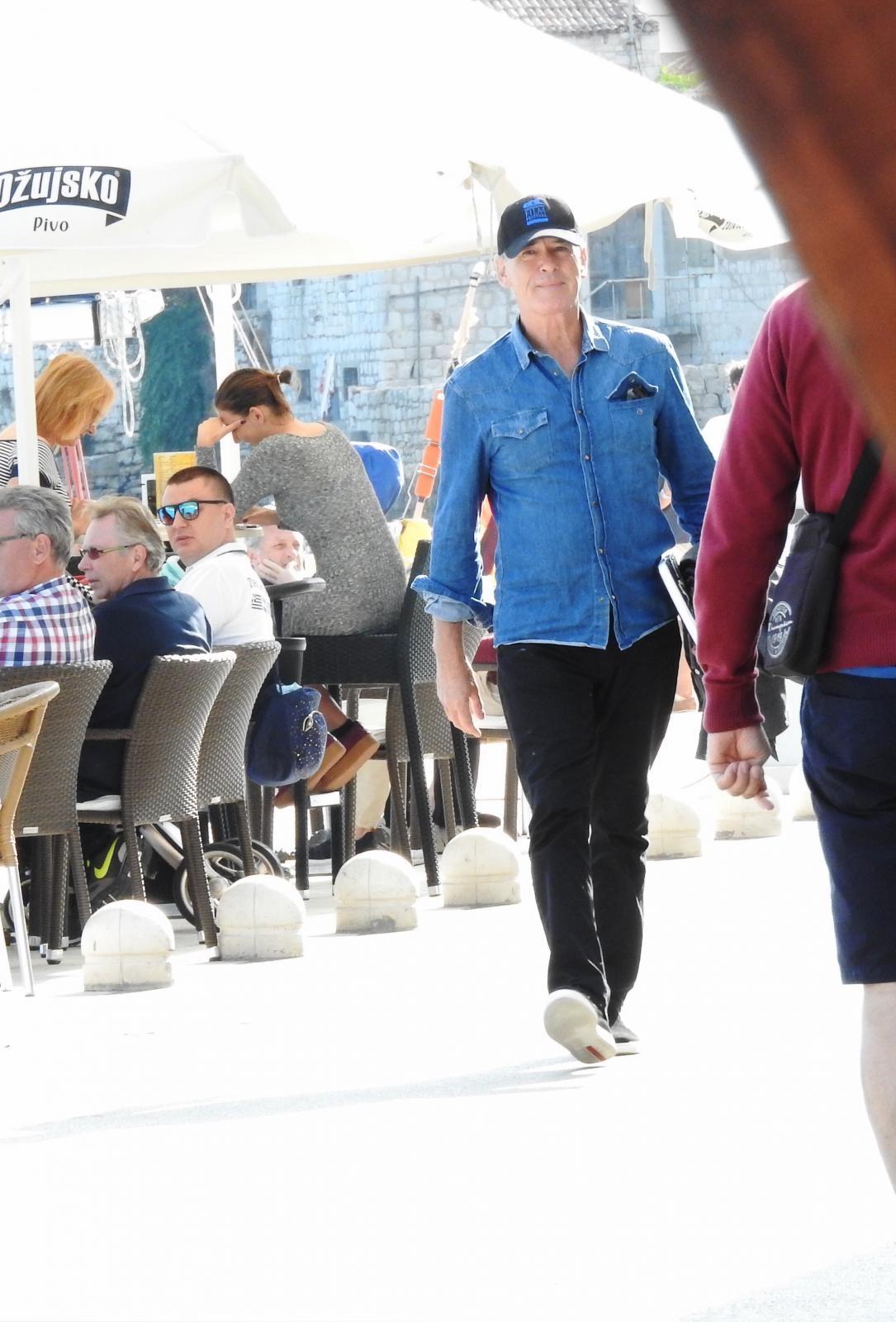 Pierce Brosnan prije isplovljavanja popio kavu i fotografirao se s obožavateljicom Pierce Brosnan prije isplovljavanja popio kavu i fotografirao se s obožavateljicom