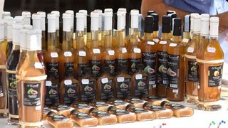 U sklopu 9. Festivala smokve na Trgu pet bunara održava se sajam smokava na kojem proizvođači i prerađivači izlažu i prodaju svoje artikle. Photo: Dino Stanin/PIXSELL U sklopu 9. Festivala smokve na Trgu pet bunara održava se sajam smokava na kojem proizvođači i prerađivači izlažu i prodaju svoje artikle. Photo: Dino Stanin/PIXSELL