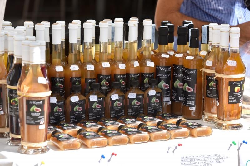 U sklopu 9. Festivala smokve na Trgu pet bunara održava se sajam smokava na kojem proizvođači i prerađivači izlažu i prodaju svoje artikle. Photo: Dino Stanin/PIXSELL U sklopu 9. Festivala smokve na Trgu pet bunara održava se sajam smokava na kojem proizvođači i prerađivači izlažu i prodaju svoje artikle. Photo: Dino Stanin/PIXSELL