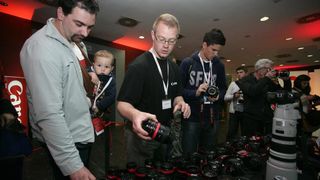 U Hypo centru održan je Canon Summer Party, a posjetitelji su imali priliku isprobati nove modele Canon foto aparata i dodatne opreme U Hypo centru održan je Canon Summer Party, a posjetitelji su imali priliku isprobati nove modele Canon foto aparata i dodatne opreme