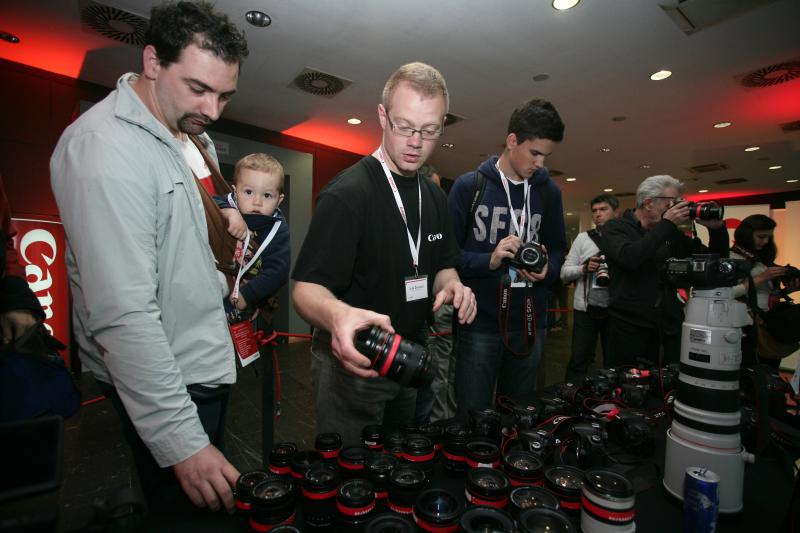 U Hypo centru održan je Canon Summer Party, a posjetitelji su imali priliku isprobati nove modele Canon foto aparata i dodatne opreme U Hypo centru održan je Canon Summer Party, a posjetitelji su imali priliku isprobati nove modele Canon foto aparata i dodatne opreme