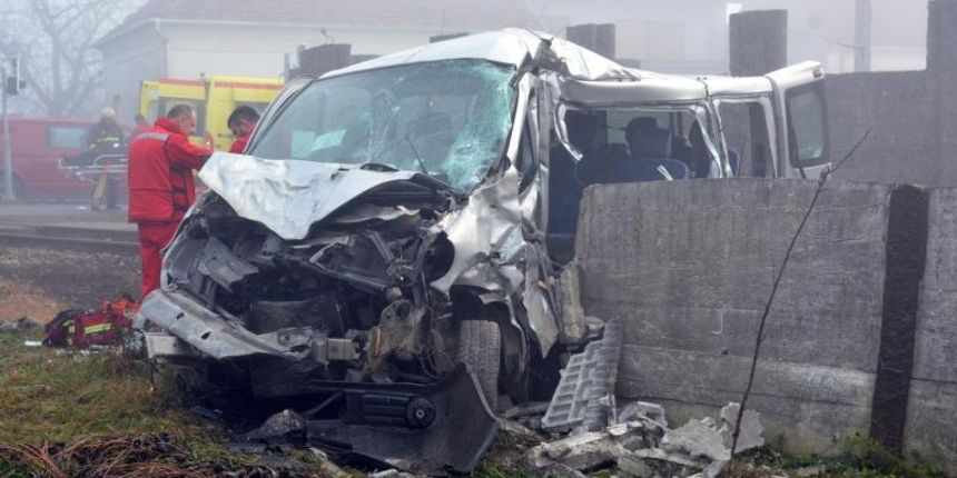 Bjelovar, Male Sredice – Teska prometna nesreca u kojoj je vlak naletio na Taxi kombi sa cak 9 putnika dogodila se oko 13,45 sati u Malim Sredicama, Photo: Damir Spehar/PIXSELL