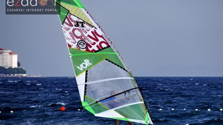 Guštanje surfera u jakom jugu Guštanje surfera u jakom jugu