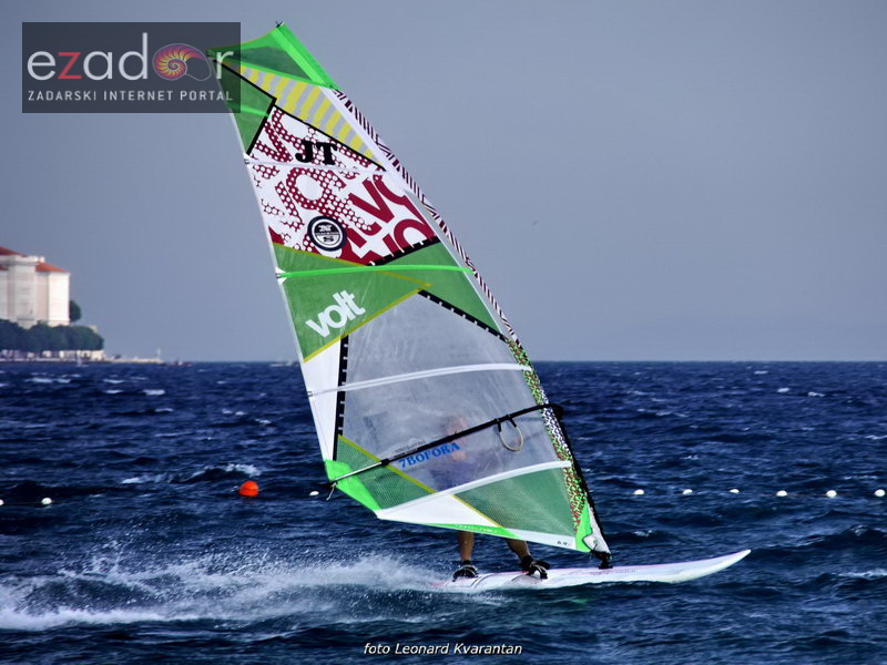 Guštanje surfera u jakom jugu Guštanje surfera u jakom jugu