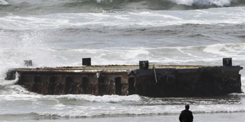 Japanski mol od 20 metara završio na plaži u Oregonu, foto: tportal Japanski mol od 20 metara završio na plaži u Oregonu, foto: tportal