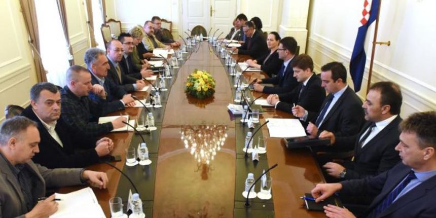 U Vladi Republike Hrvatske odrzan je sastanak pregovarackih odbora sindikata drzavnih sluzbi i predstavnika Vlade Republike Hrvatske. Dubravko Jagic, Dubravka Jurlina Alibegovic, Bozo Petrov, Josip Buljevic, Vlaho Orepic. Photo: Davor Visnjic/PIXSELL