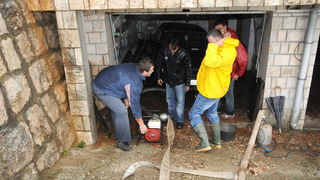 Dubrovnik, 221110.
Velike kolicine kise koje su padale danas na dubrovackom podrucju izazvale su velike poplave , odrone, sto je uveliko otezavalo pjesacki o cestovni promet. Na fotografiji , kuce ispod magistrale su poplavljene, pa su stanari koristili p