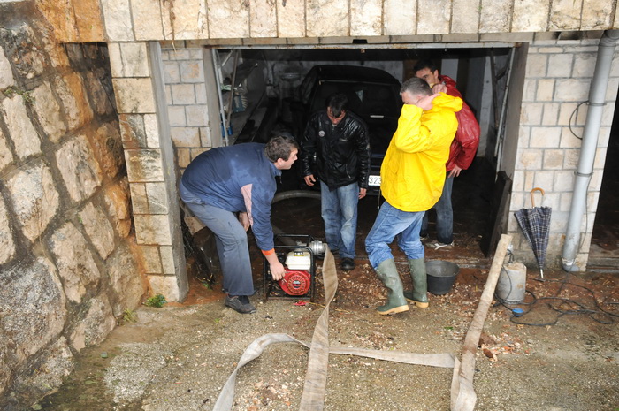 Dubrovnik, 221110.
Velike kolicine kise koje su padale danas na dubrovackom podrucju izazvale su velike poplave , odrone, sto je uveliko otezavalo pjesacki o cestovni promet. Na fotografiji , kuce ispod magistrale su poplavljene, pa su stanari koristili p